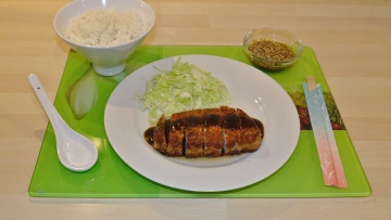 Tonkatsu mit Kohlsalat und Reis
