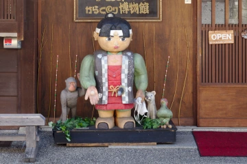 Eine Momotarō-Figur vor dem gleichnamigen Museum in Kurashiki